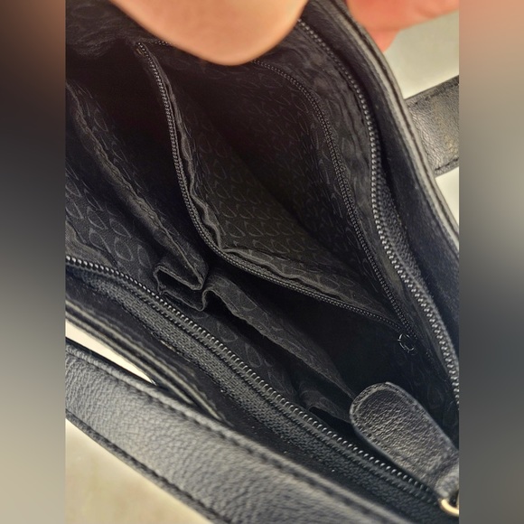 Liz Claiborne Shoulder Bag - Black - Stylish and Functional -EUC with Small Flaw - Picture 8 of 15